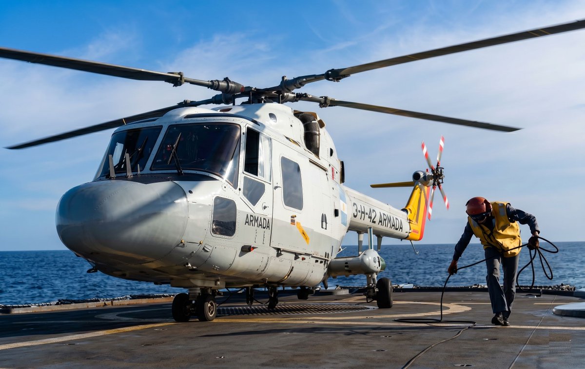 martiniotero's tweet photo. #HelicópteroNaval #Westland #Lynx MK.23 0735/3-H-42, operando desde la cubierta de vuelo del #Destructor #Type42 (D-1) #ARAHércules (#DEHE) de la #ArmadaArgentina.
Al separarse la Escuadrilla Aeronaval de Helicópteros en la 1° y 2°, pasó a formar parte de la 1° Escuadrilla Aeronaval de Helicópteros, modificando su indicativo a 3-H-142.
La unidad, durante la #GuerraDeMalvinas, el 15MAY1982, realizó un aterrizaje de emergencia, sin consecuencias para su tripulación (Teniente de Navío Rodolfo Perciacanto; Teniente de Corbeta Pablo Loubet y Suboficial Segundo Luis González), tras una avería mecánica en el destructor (D-2) #ARASantisimaTrinidad (#DEST). El helicóptero fue recuperado, pero se lo dio de baja tras el accidente.