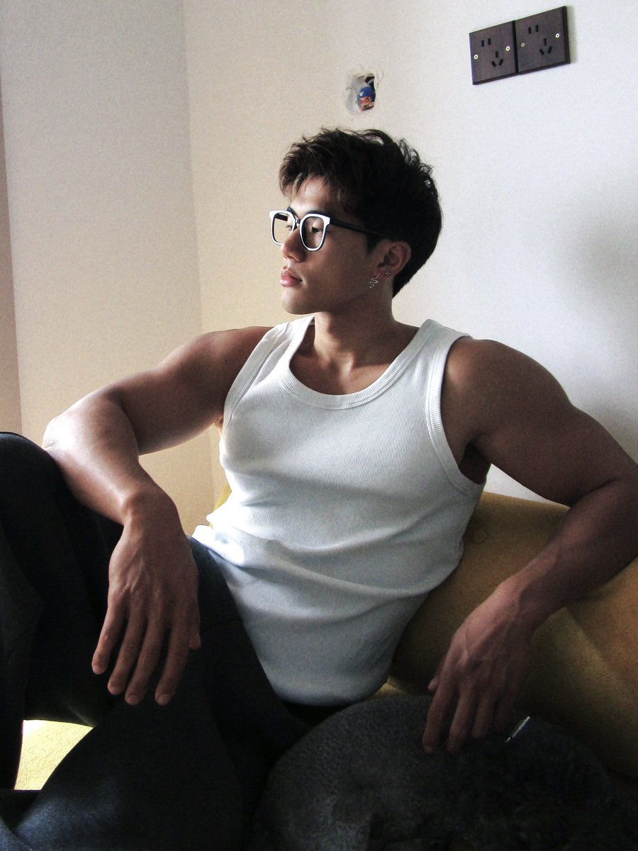 别看我小 tweet media