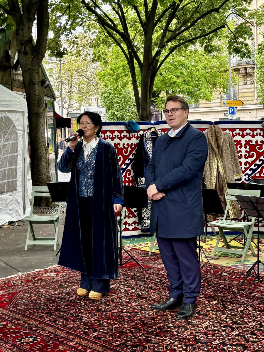 Mairie17's tweet image. Samedi dernier, la Place des Ternes s’est transformée en village #Kazakh ! 🇰🇿✨

Découvertes culturelles, animations traditionnelles, artisanat et gastronomie… 🎶

Un très beau moment de partage, au cœur de #Paris17 ! 🩵

#Culture