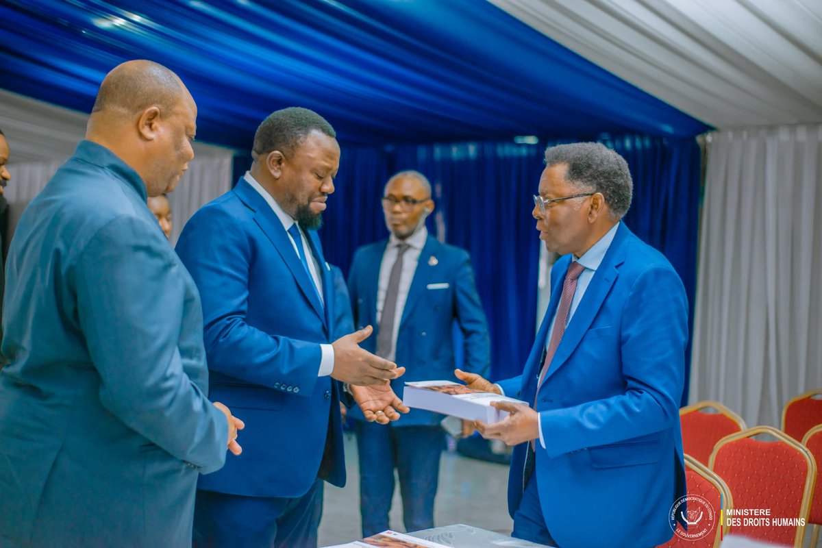 droitshumainscd's tweet photo. Le Ministre Samuel MBEMBA KABUYA a procédé au vernissage d’un « mélange » de 40 articles juridiques dédié au professeur ordinaire émérite Joseph MVIOKI BABUTANA, le lundi 13 avril 2026 à l'université de Kinshasa. 

Ayant pour titre « Dimensions collectives et récursivité des droits de l’homme en Afrique », la rédaction de cet ouvrage de plus de 840 pages a connu la participation de 40 scientifiques, dont des professeurs et des doctorants, sous la supervision du professeur Jean-Paul SEGIHOBE.