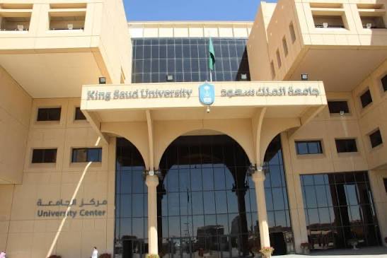 #حقيقة 
خريجي العلوم الانسانية في آداب التاريخ والجغرافيا والنفس والاجتماع وخلال مصاحبتهم في مهنة التدريس هم الاكثر التزام وجدية ولديهم كاريزما القيادة ولديهم حب التطوير المهني وتتميز هذة التخصصات اغلب خريجيها من آعرق الجامعات السعودية الملك سعود والإمام محمد بن سعود والملك خالد