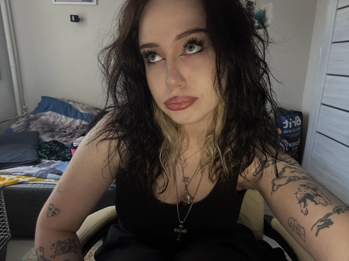 vee☆ is a young lover tweet media