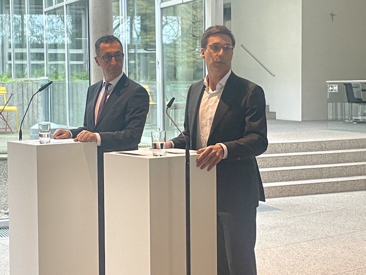 RMuschel's tweet photo. CDU-Verhandlungsführer Manuel Hagel bei Verkündung grün-schwarzer Koalitionsverhandlungen in Baden-Württemberg: „Cem Özdemir wird ein guter Ministerpräsident werden für Baden-Württemberg und wir helfen ihm dabei, dass es gut wird fürs ganze Land.“ https://t.co/QZJoyKLazx