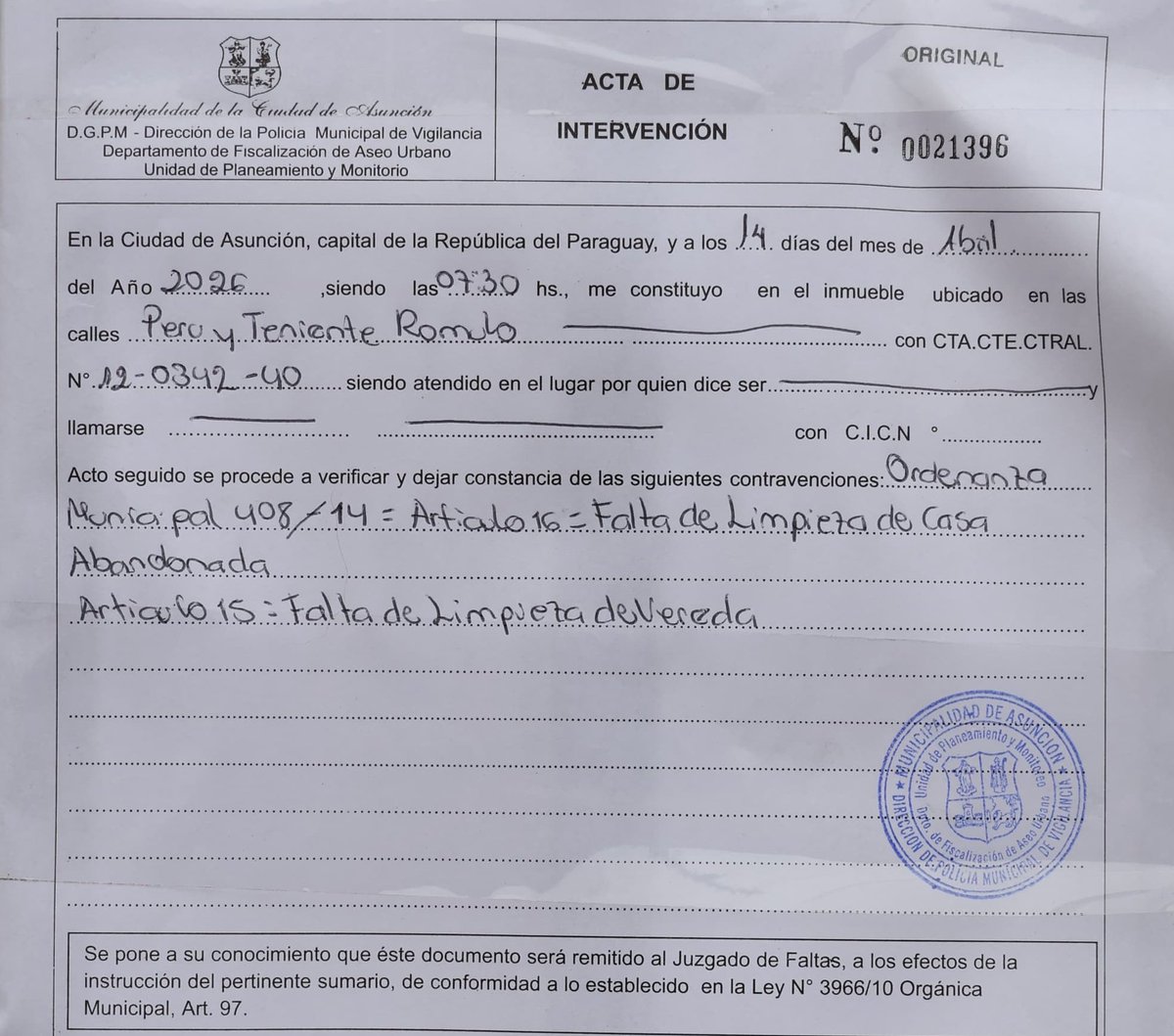 luisbello_asu's tweet photo. Esta mañana la Dirección de Servicios Urbanos y la Policía Municipal de Vigilancia realizó la intervención en una vivienda abandonada del barrio Las Mercedes. Se labró acta por incumplimiento de las ordenanzas municipales y se ejecutaron trabajos de limpieza del inmueble. El costo del servicio será trasladado al contribuyente responsable.

Estas acciones permiten prevenir la proliferación del mosquito transmisor de enfermedades como el dengue y mejorar las condiciones del entorno. Mantener los inmuebles y veredas en condiciones es una responsabilidad de cada propietario y una obligación para cuidar la salud de toda la ciudad. Vamos a actuar con firmeza cuando se transgreden las normas para cuidar a todos los vecinos.