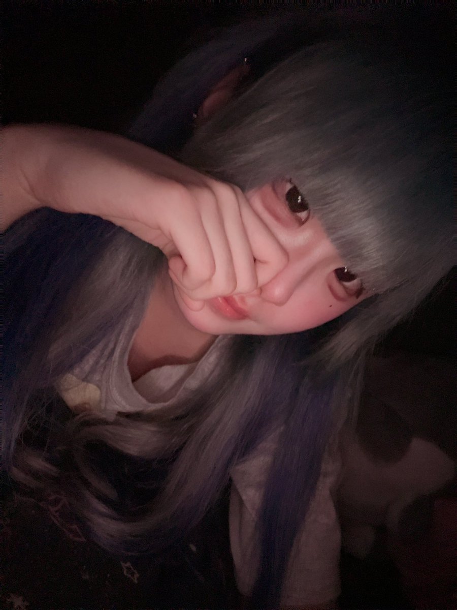 こっち見んな tweet media