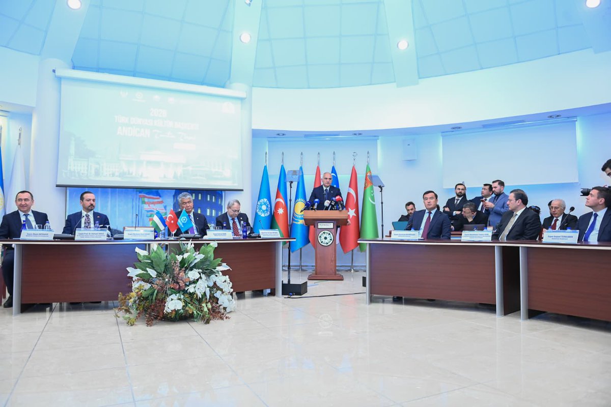 MehmetNuriErsoy's tweet photo. Özbekistan'ın Andican kentinin tanıtımı vesilesiyle Türk dünyasının kıymetli temsilcileriyle TÜRKSOY'da bir araya geldik.

2026 Türk Dünyası Kültür Başkenti ilan edilen Andican, yıl boyunca gerçekleştirilecek etkinliklerle tanıtılacak; bu süreçte şehirler arasındaki kültürel ve sanatsal etkileşim güçlendirilerek Türk dünyasının ortak değerleri uluslararası alanda daha görünür hâle gelecek.

Bugün @turksoyorg'da gerçekleştirdiğimiz buluşmada ayrıca; bu süreçte kültürel hafızamızı korumanın ve gelecek kuşaklara aktarmanın da hayati önemine vurgu yaptık. 

Nitekim, günümüzde kimliğimizi hedef alan süreçler artık dijital dünya ve popüler kültür üzerinden ilerliyor. Sosyal medya ve içerik akışıyla yayılan bu etki, gönüllü yozlaşmayı beraberinde getiriyor.

Bu nedenle de özellikle çocuklarımızın ve gençlerimizin öz kimliğini öğrenmesi ve sahiplenmesi büyük önem taşımaktadır. 

TÜRKSOY’un yürüttüğü çalışmalar ile ortak kültürel hafızamızı korumaya ve Türk dünyasının birlik ruhunu güçlendirmeye kararlılıkla devam edeceğiz.