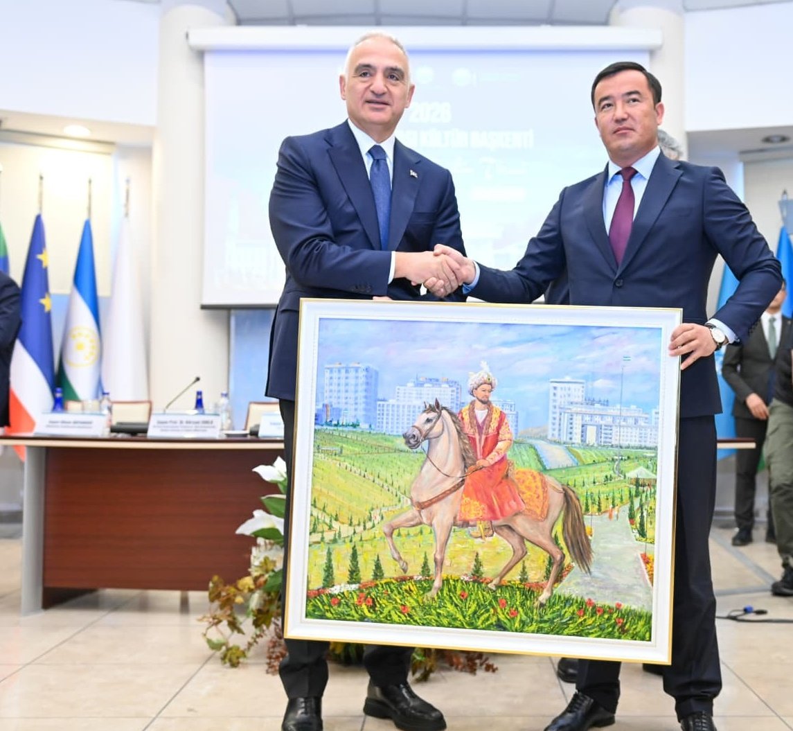 MehmetNuriErsoy's tweet photo. Özbekistan'ın Andican kentinin tanıtımı vesilesiyle Türk dünyasının kıymetli temsilcileriyle TÜRKSOY'da bir araya geldik.

2026 Türk Dünyası Kültür Başkenti ilan edilen Andican, yıl boyunca gerçekleştirilecek etkinliklerle tanıtılacak; bu süreçte şehirler arasındaki kültürel ve sanatsal etkileşim güçlendirilerek Türk dünyasının ortak değerleri uluslararası alanda daha görünür hâle gelecek.

Bugün @turksoyorg'da gerçekleştirdiğimiz buluşmada ayrıca; bu süreçte kültürel hafızamızı korumanın ve gelecek kuşaklara aktarmanın da hayati önemine vurgu yaptık. 

Nitekim, günümüzde kimliğimizi hedef alan süreçler artık dijital dünya ve popüler kültür üzerinden ilerliyor. Sosyal medya ve içerik akışıyla yayılan bu etki, gönüllü yozlaşmayı beraberinde getiriyor.

Bu nedenle de özellikle çocuklarımızın ve gençlerimizin öz kimliğini öğrenmesi ve sahiplenmesi büyük önem taşımaktadır. 

TÜRKSOY’un yürüttüğü çalışmalar ile ortak kültürel hafızamızı korumaya ve Türk dünyasının birlik ruhunu güçlendirmeye kararlılıkla devam edeceğiz.