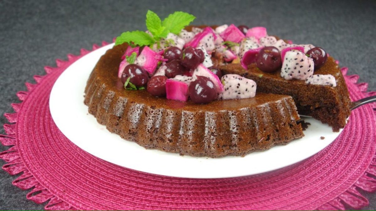 GGoodtaste's tweet image. Happy #FairyTaleTuesday Food Edition! ✨
A sighting of a Japanese Kirin - a gentle dragon-deer creature is said to bring great peace &amp;amp; 🍀. This whimsical Dragon Fruit Chocolate Rice Shortcake is a  dessert fit for a #FairyTale -  maybe it will bring luck to your table. #Recipe 🧵