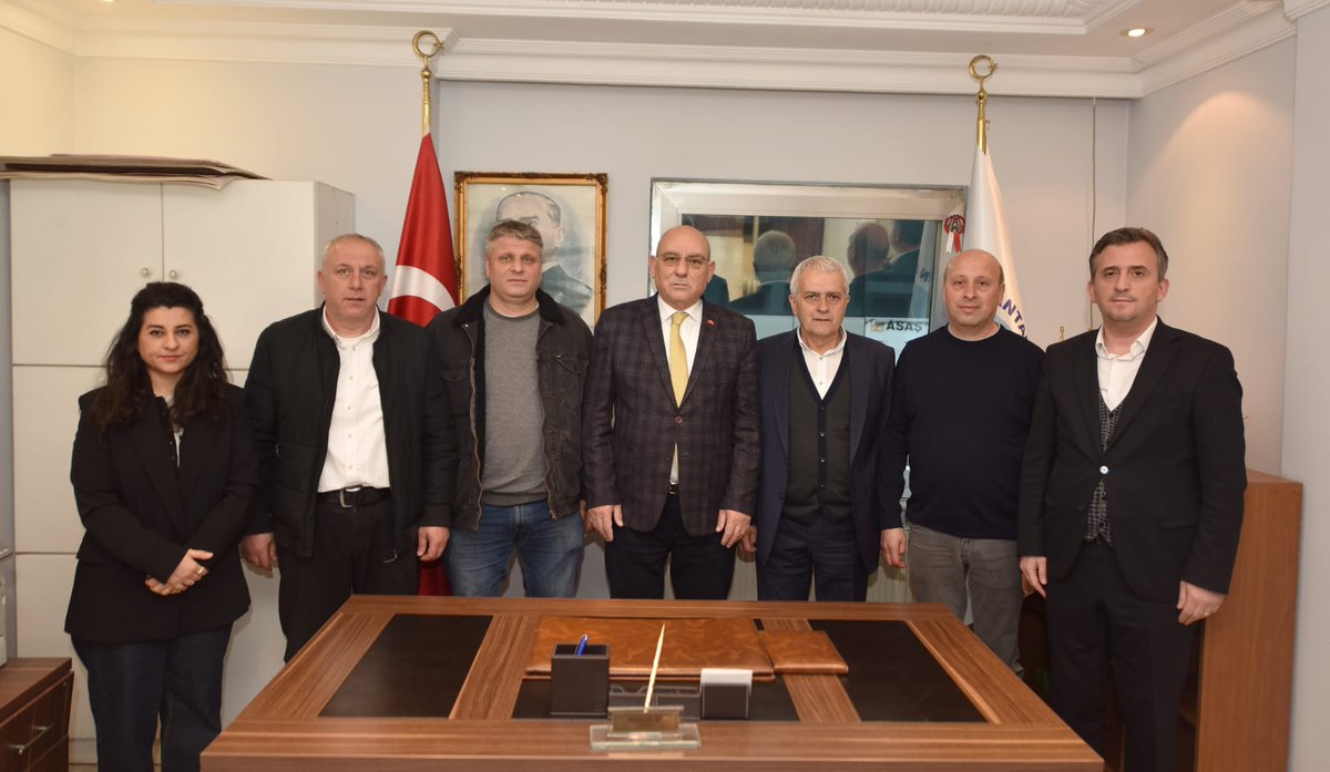 📍 TRABZON LOKANTACILAR ODASI

Trabzon Esnaf ve Sanatkarlar Odaları Birliği Başkanı Metin Kara, Trabzon Lokantacılar Esnaf  Odası'nı ziyaret ederek, göreve yeniden seçilen Başkan Hüseyin Er ve yönetim kurulu üyelerine görev döneminde başarı dileklerini iletti.