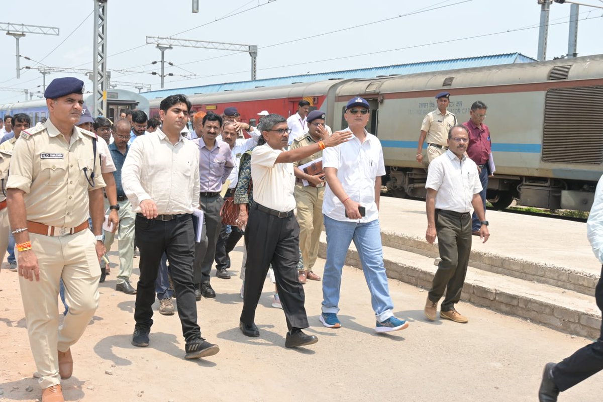 EastCoastRail's tweet image. General Manager, East Coast Railway, Shri Parmeshwar Funkwal, conducted a window trailing inspection of the Khurda Road–Puri section, followed by a detailed review of the ongoing developmental works at Puri station.

#Inspection #Puri #Safetyfirst #ECoRupdate @RailMinIndia
