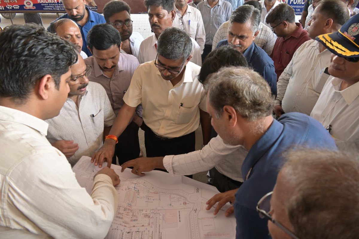 EastCoastRail's tweet image. General Manager, East Coast Railway, Shri Parmeshwar Funkwal, conducted a window trailing inspection of the Khurda Road–Puri section, followed by a detailed review of the ongoing developmental works at Puri station.

#Inspection #Puri #Safetyfirst #ECoRupdate @RailMinIndia