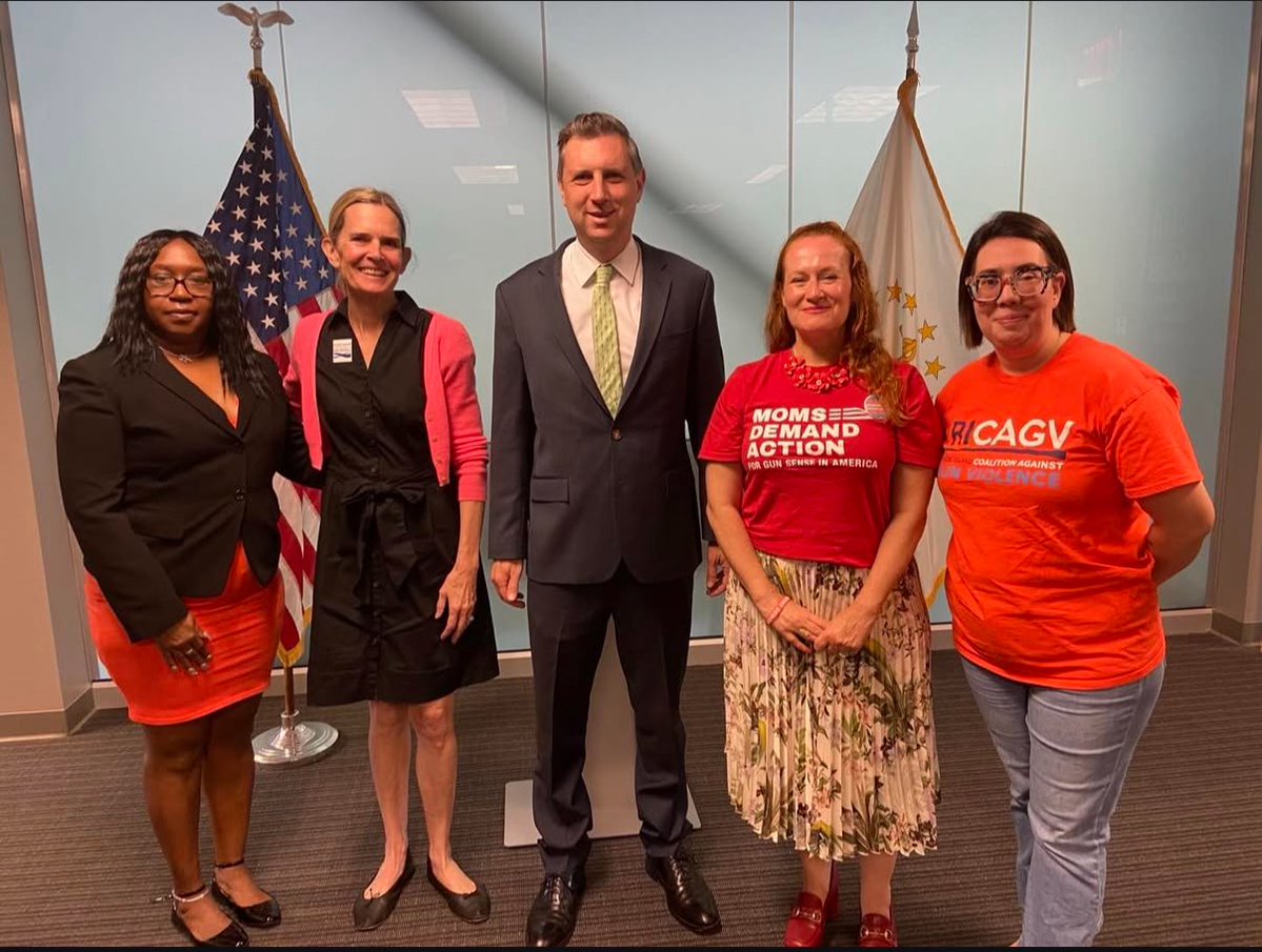 kathleenlala's tweet image. Catch me tonight at the Rhode Island State House, testifying in support of S 2726 (McKenney) and S 2958 (DiPalma).
Safer gun legislation makes sense. With @MomsDemand.