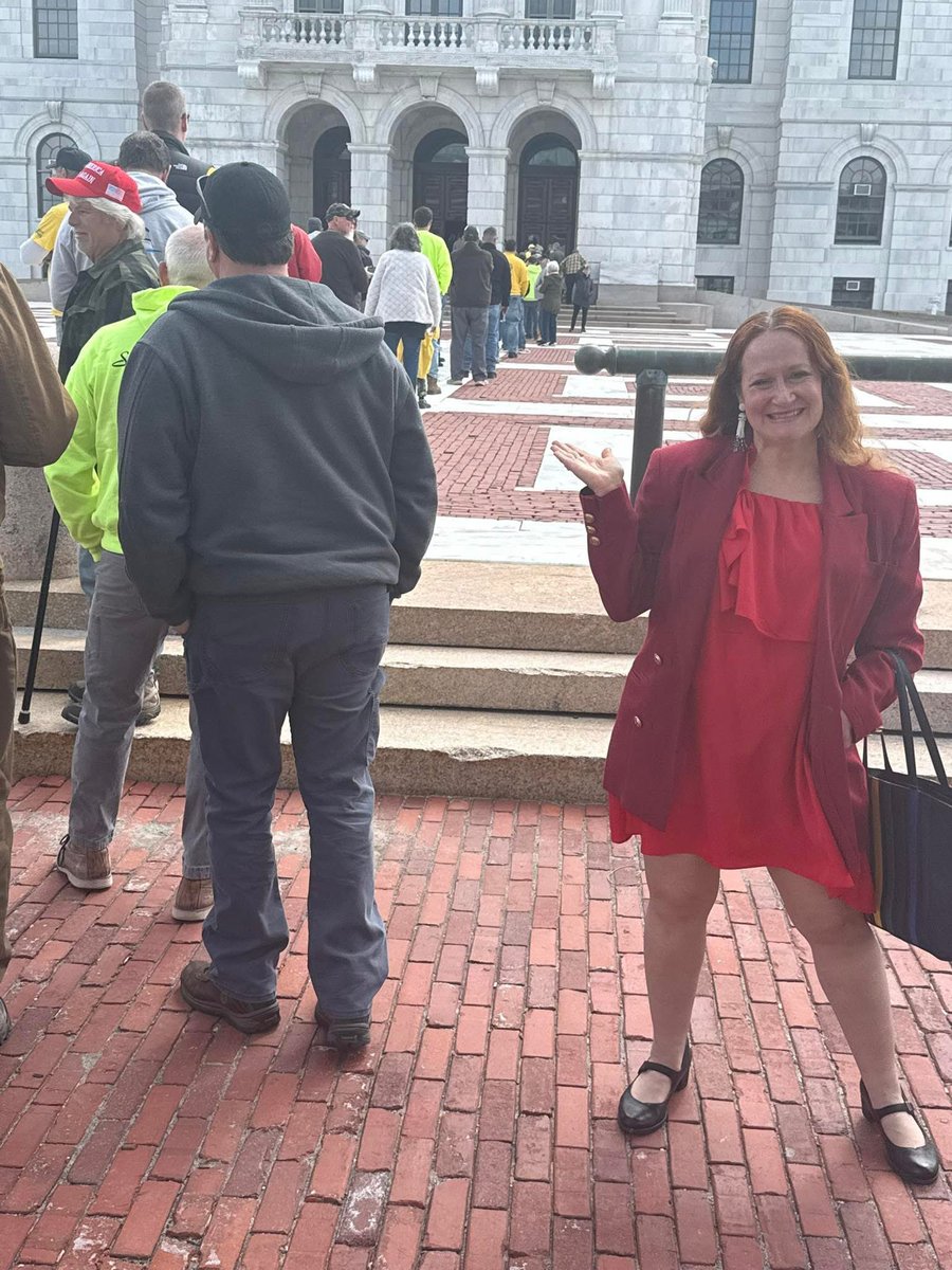 kathleenlala's tweet image. Catch me tonight at the Rhode Island State House, testifying in support of S 2726 (McKenney) and S 2958 (DiPalma).
Safer gun legislation makes sense. With @MomsDemand.