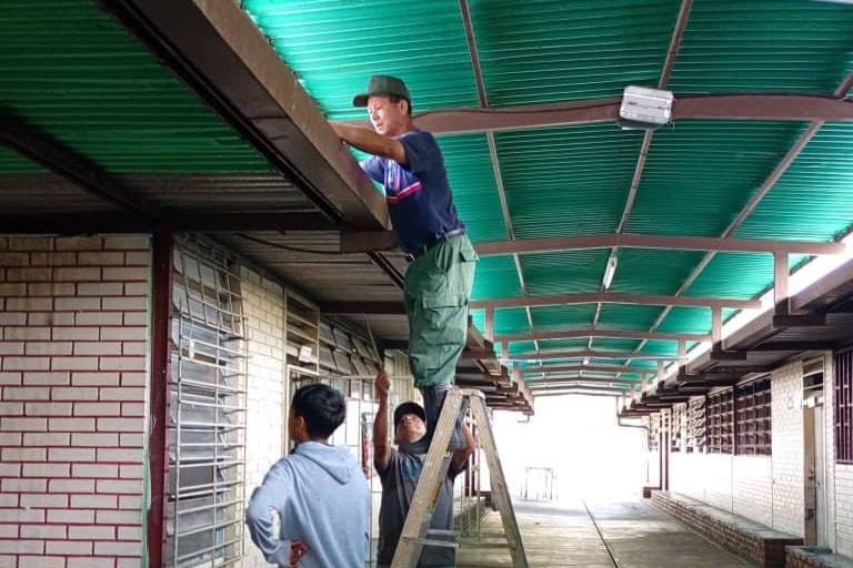 WillianGil's tweet photo. Seguimos avanzando en el estado #Táchira, actualmente gracias a la gestión de FEDE se está mejorando el techo y los canales del Liceo Nacional General Manuel Cedeño, garantizando de esta manera espacios de calidad para nuestros niños y niñas de la Patria. https://t.co/PuD2gPB7BJ