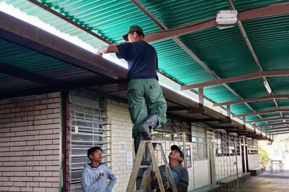 WillianGil's tweet photo. Seguimos avanzando en el estado #Táchira, actualmente gracias a la gestión de FEDE se está mejorando el techo y los canales del Liceo Nacional General Manuel Cedeño, garantizando de esta manera espacios de calidad para nuestros niños y niñas de la Patria. https://t.co/PuD2gPB7BJ