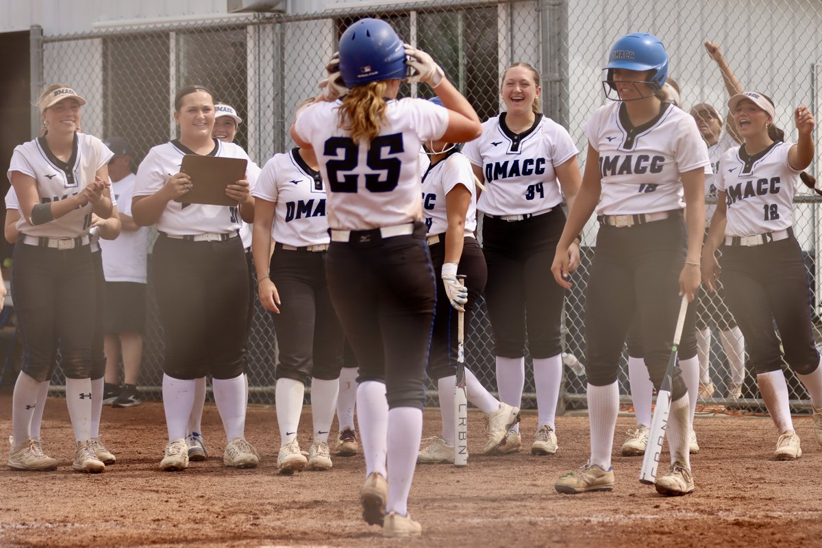 icaree__'s tweet photo. DMACC Softball Morgan Neuroth HR 
@DMACCsoftball @MorganNeuroth https://t.co/dBWfpbvJ8x