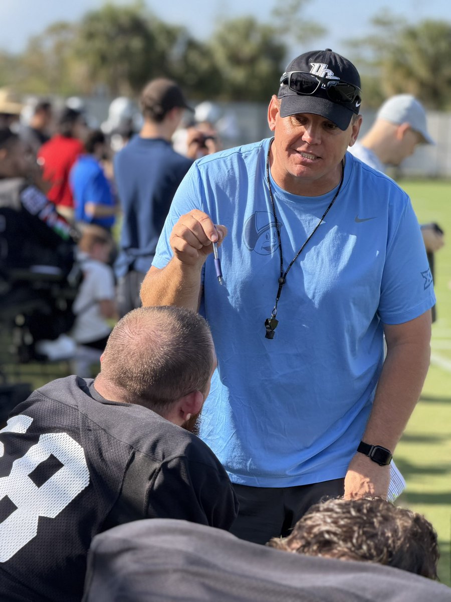 osmattmurschel's tweet image. New #UCF offensive line coach AJ Blazek coaching up his players during practice.