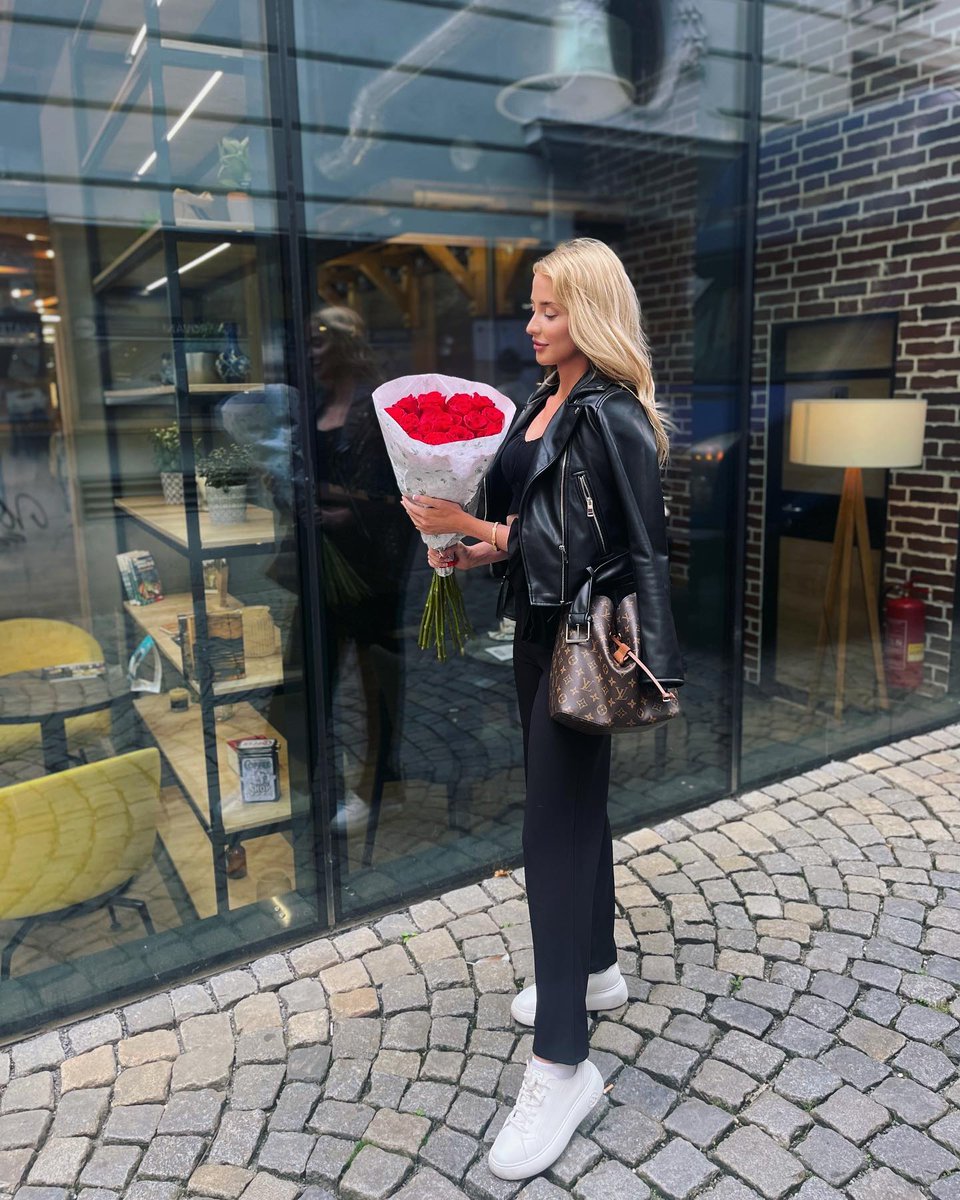 alwayslauren1's tweet image. A little morning reminder to buy yourself the flowers, girls! You deserve the main character treatment today and every day. 💐🤍#selflove #maincharacterenergy #morningvlog #girltalk