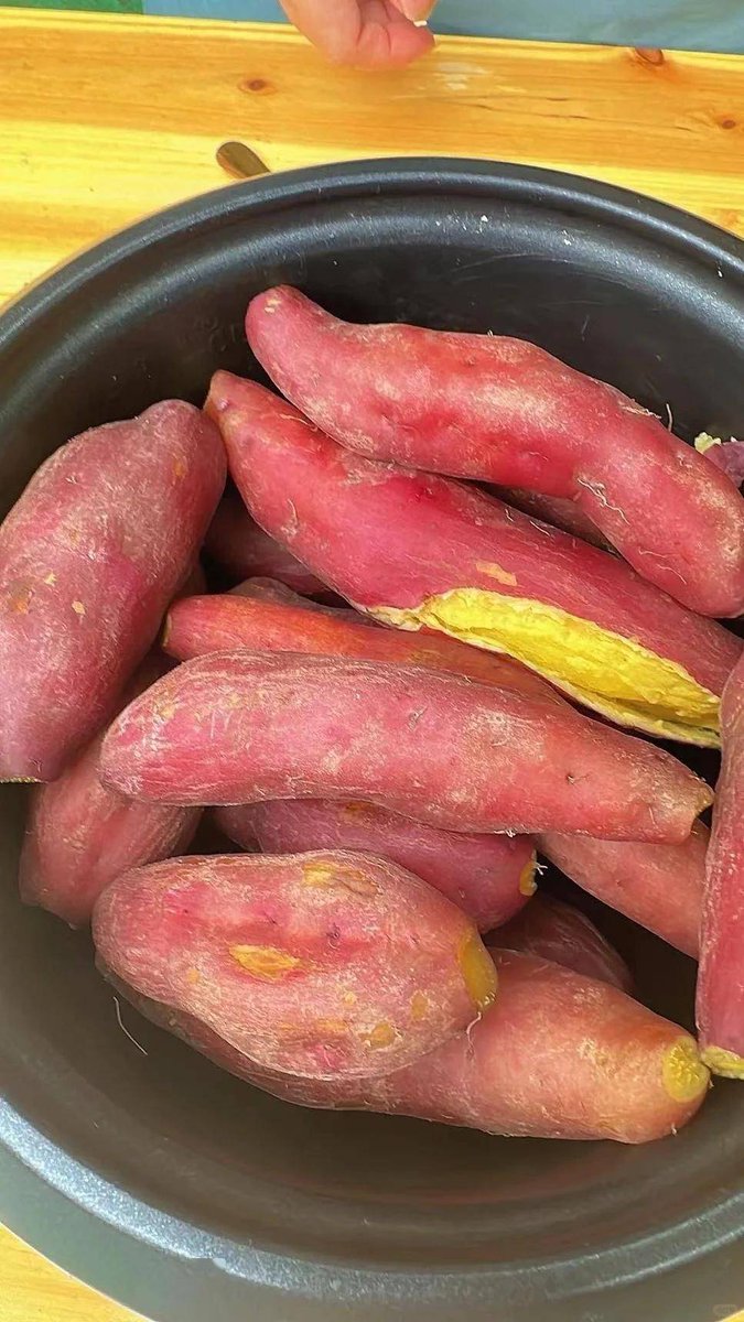 voloshynov's tweet image. NEW FIND ALERT Organic purple sweet potatoes from @GreenHarvestFarm! Creamy texture, naturally sweet (no added sugar!), and packed with anthocyanins. Perfect for smoothies, fries, or roasting. Grab yours now—limited stock!  #OrganicEats #HealthySnacks #PurpleSweetPotato