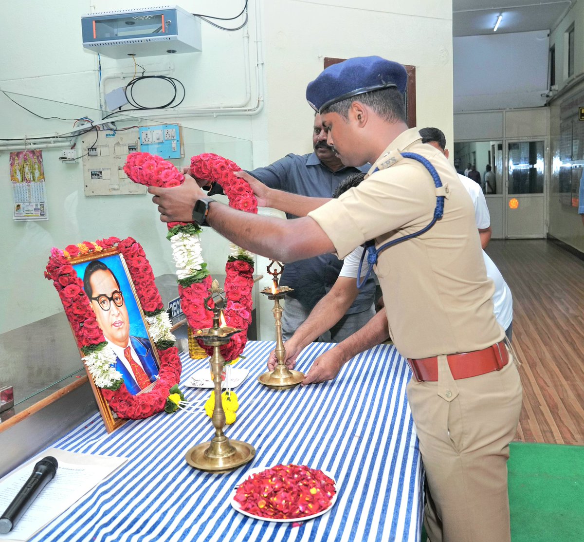 AnantapurPolice's tweet image. భారత రాజ్యాంగ నిర్మాత శ్రీ డాక్టర్ బీ.ఆర్. అంబేద్కర్ గారి ఆశయాలు స్ఫూర్తిగా తీసుకుందాం.జిల్లా ఎస్పీ శ్రీ పి.జగదీష్ IPS .గారు
డాక్టర్ బీ.ఆర్. అంబేద్కర్ గారి చిత్రపటానికి పూలమాల వేసి నివాళులు అర్పించిన జిల్లా ఎస్పీగారు.
@APPOLICE100 #AmbedkarJayanti
#DrBRAmbedkar
#Equality