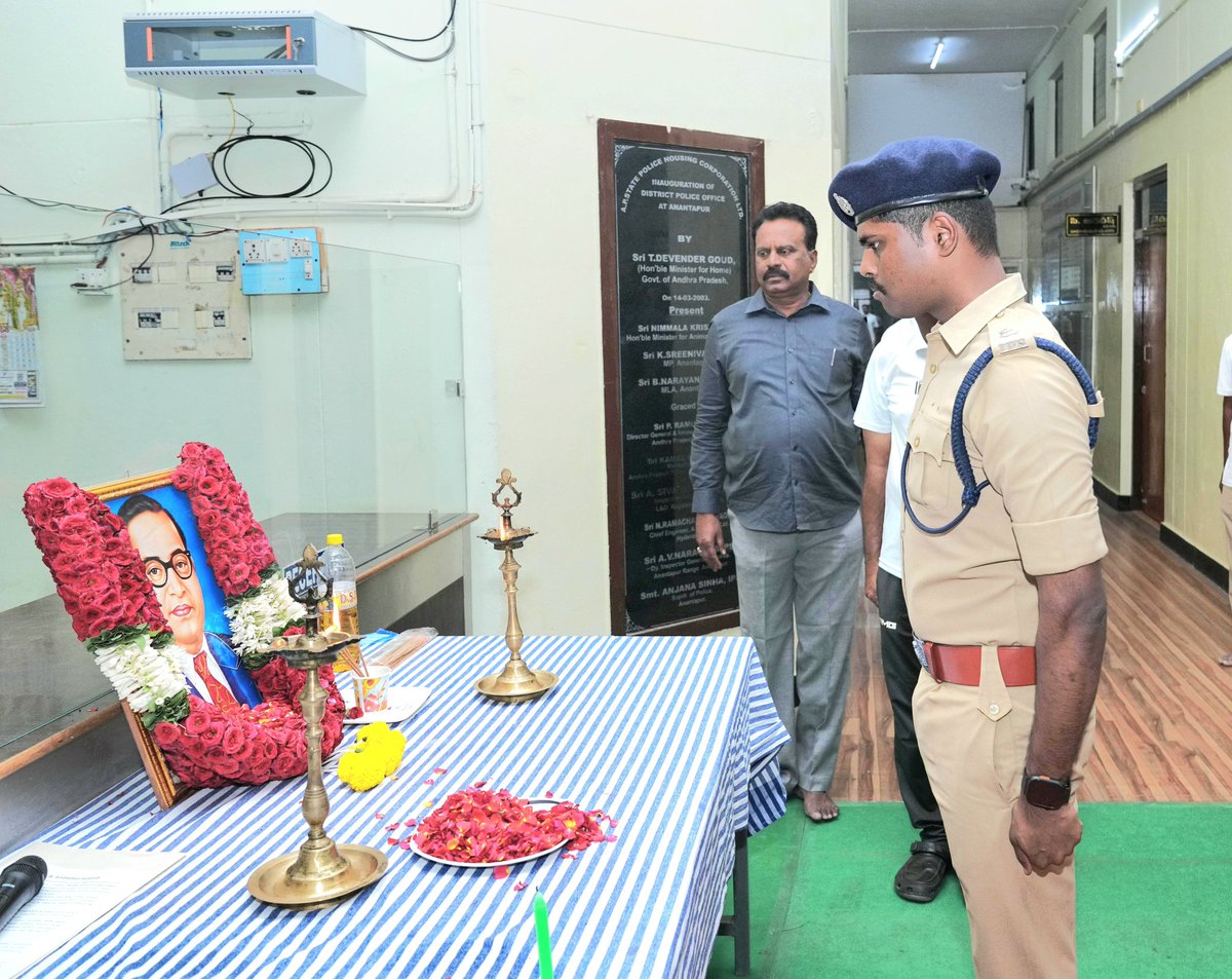 AnantapurPolice's tweet image. భారత రాజ్యాంగ నిర్మాత శ్రీ డాక్టర్ బీ.ఆర్. అంబేద్కర్ గారి ఆశయాలు స్ఫూర్తిగా తీసుకుందాం.జిల్లా ఎస్పీ శ్రీ పి.జగదీష్ IPS .గారు
డాక్టర్ బీ.ఆర్. అంబేద్కర్ గారి చిత్రపటానికి పూలమాల వేసి నివాళులు అర్పించిన జిల్లా ఎస్పీగారు.
@APPOLICE100 #AmbedkarJayanti
#DrBRAmbedkar
#Equality