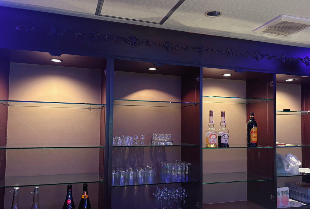 HiroshimaFreddy's tweet image. 今日も1人で作業中😎 #CFBF
電球変えたり取ったらダメな部品取ったり😂
まだ非公開の撮影ブースも進めてます🫡
Freddy'sの完成を楽しみにしといてね✨