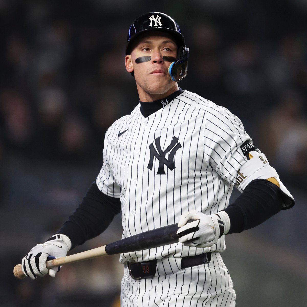 FanDuel's tweet image. Aaron Judge's last 10 games:

👨‍⚖️ .306/.432/.667
👨‍⚖️ 209 wRC+
👨‍⚖️ 4 home runs
👨‍⚖️ 3 stolen bases

On his way to a 3rd straight MVP?

#MLB | #RepBX