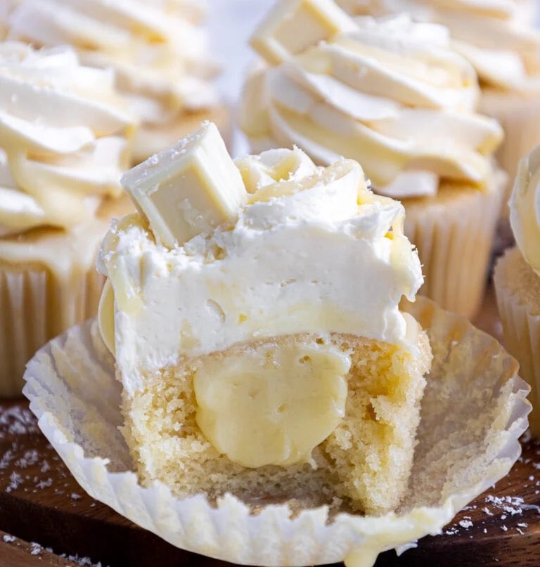 hudsonascake's tweet image. Hudson as white chocolate cupcakes