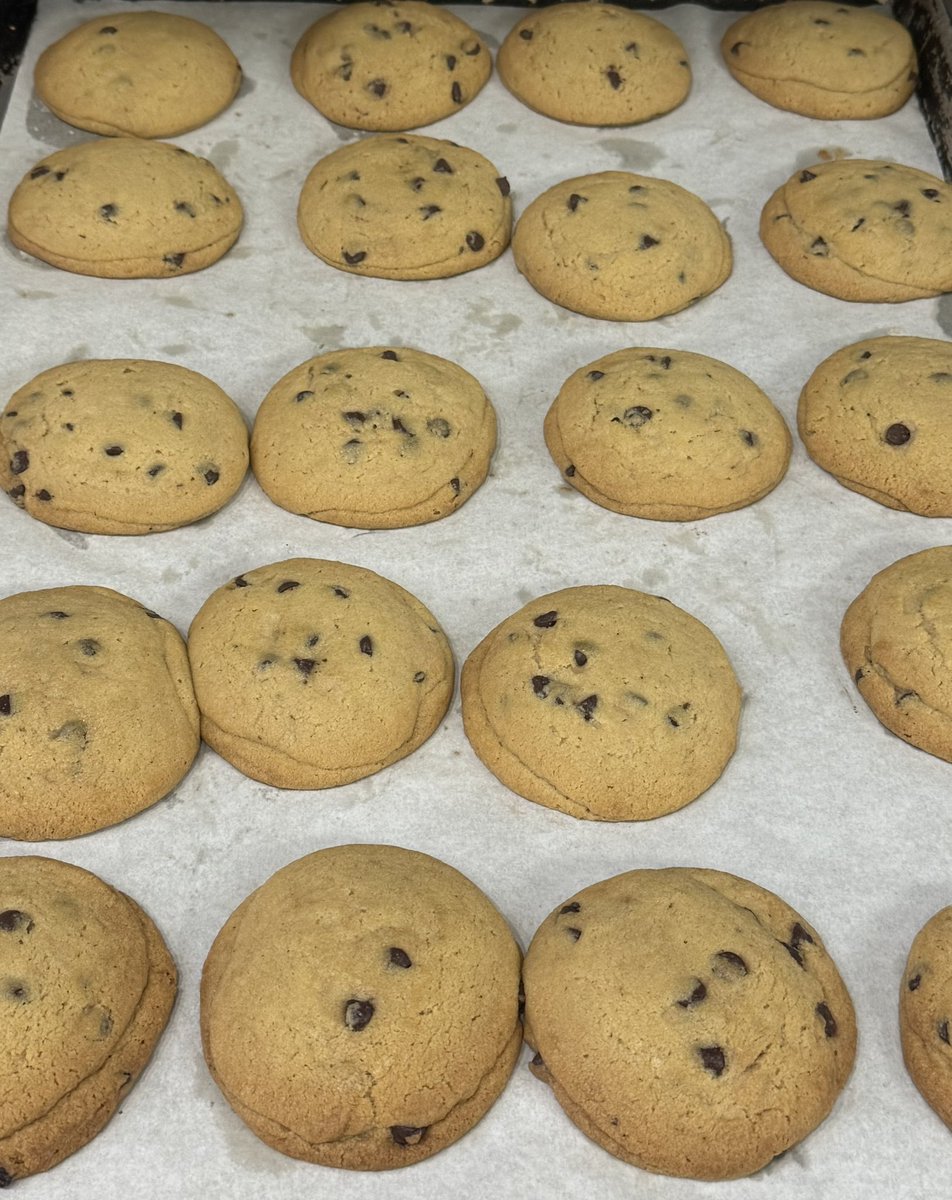 Michaels_Deli's tweet image. Like almost everything we serve, our Chocolate Chip Cookies 🍪🍪🍪 are baked fresh in house. The perfect treat to finish off lunch. Grab 1 while you’re in store or add to your Delivery Order @toastlocalapp order.toasttab.com/online/michael…
#cookie #chocolatechip #dessert #delivery #deli