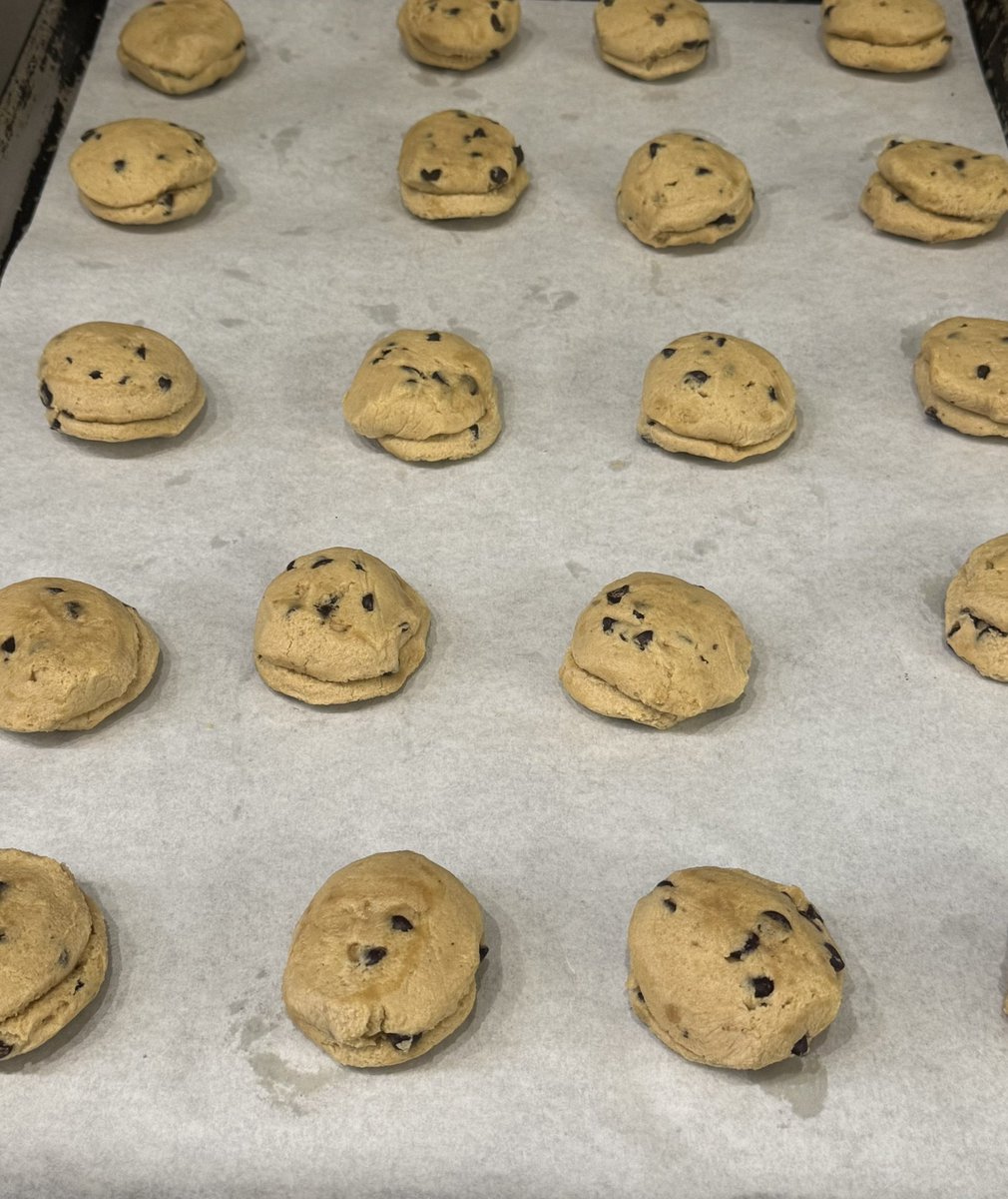 Michaels_Deli's tweet image. Like almost everything we serve, our Chocolate Chip Cookies 🍪🍪🍪 are baked fresh in house. The perfect treat to finish off lunch. Grab 1 while you’re in store or add to your Delivery Order @toastlocalapp order.toasttab.com/online/michael…
#cookie #chocolatechip #dessert #delivery #deli