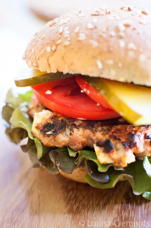 Living_Lou's tweet image. Make these Greek inspired burgers with minced turkey, feta, garlic, onion, ketchup, lemon and thyme! 

RECIPE: buff.ly/2ujqDWe 
#recipe #turkey