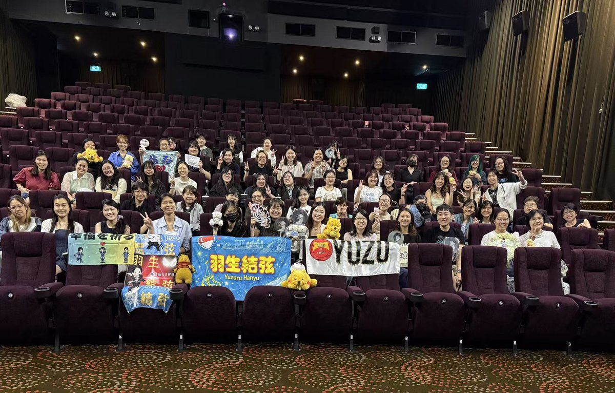 Senbazuru8686's tweet photo. 本当にありがとうございます 羽生くん n #REALIVE team🙏💓🥹Many rushed off before we could gather everyone😂 Yes,Yuzu you also have male fanyus in 🇸🇬😆we were so happy to discover them!

#羽生結弦
#LoveYuzuruFromAllOverTheWorld🇸🇬 https://t.co/zJesf9RWeo