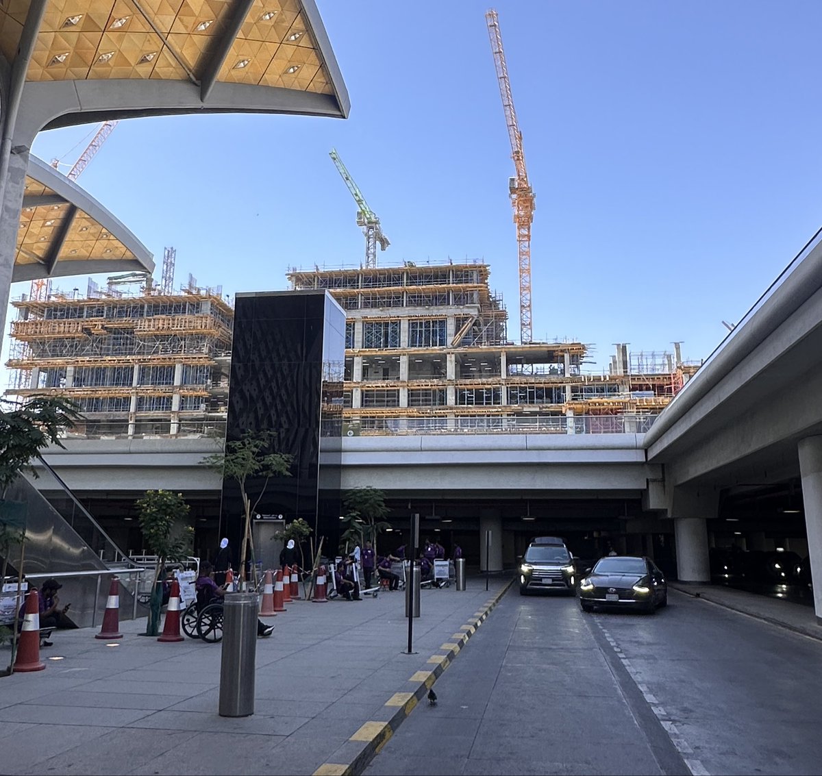 إطلالة أبراج مشروع #وجهة_مسار من داخل محطة قطار الحرمين الواقعة بحي الرصيفة في #مكة_المكرمة.