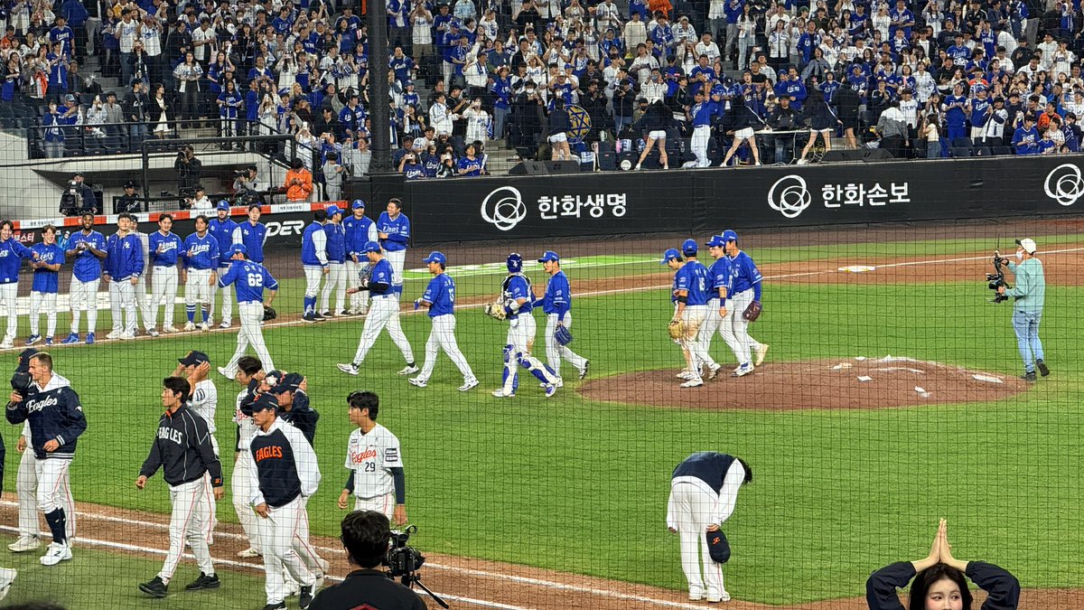 mong_eagles's tweet photo. 동주가 또 제일 늦게 일어나서 외야에도 인사했어요...... https://t.co/HtjSJjaEEz