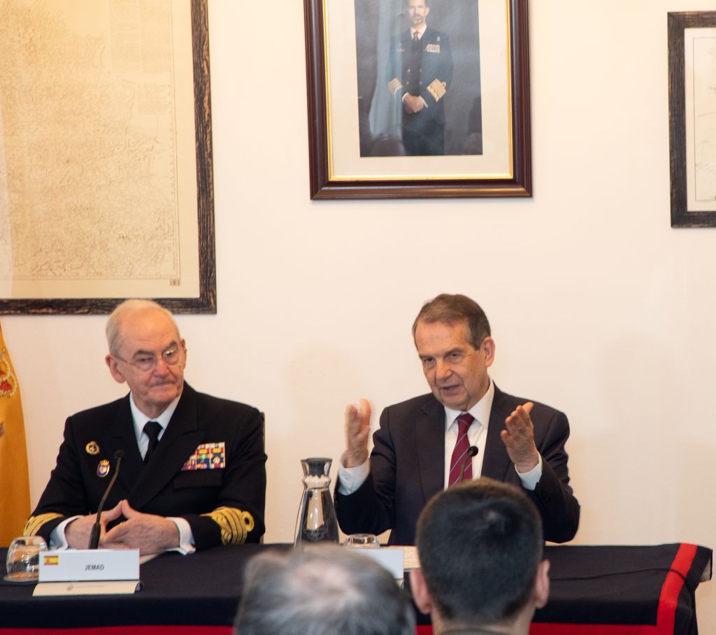 EMADmde's tweet image. #Vigo acoge este año la celebración del #DíadelasFuerzasArmadas. 🇪🇸
Hoy el #JEMAD, almirante general Teodoro Esteban López Calderón y el alcalde de la ciudad, @abelcaballero, han  presentado los actos que se desarrollarán en la localidad del 26 al 31 de mayo con motivo de este