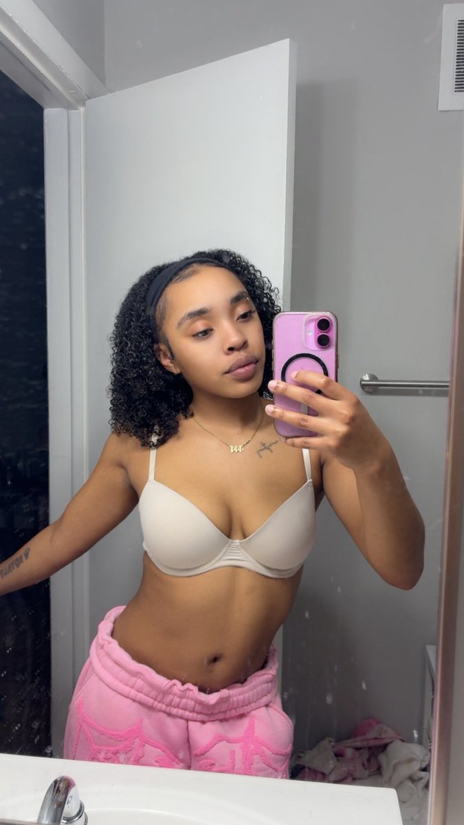 Ninabina777's tweet photo. I be so bored in Norfolk who wanna go out ? 😩  #norfolk #757 https://t.co/q7AkgFZp9b