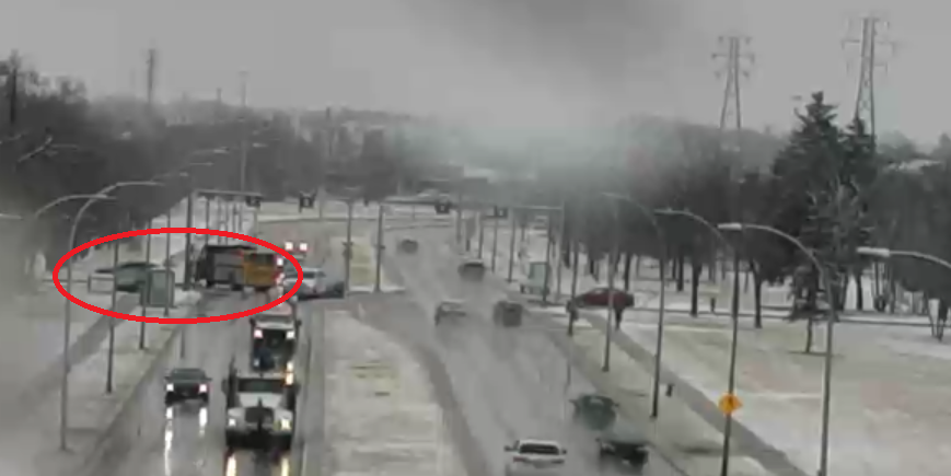 WinnipegTMC's tweet image. TRAFFIC ALERT: GRANT &amp;amp; ARBUTHNOT.
Collision.
All northbound lanes are rerouting west or east onto Grant.
Westbound curb lane is blocked on Grant.
#Winnipeg #WPGTraffic #WpgTMC