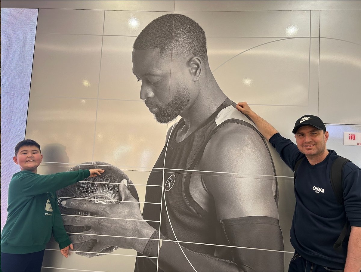ghoff78's tweet photo. @DwyaneWade With legend D-Wade (3x NBA champion, 13X All-Star) outside a Li-Ning store in Wuhan, China. https://t.co/LdmIWRPEX7