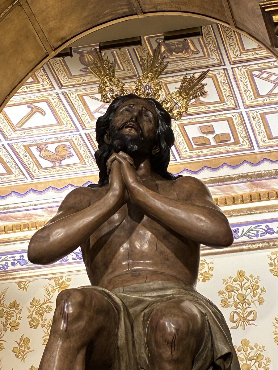 Nunca me gustó el bullicio, ni los sitios con mucha gente y menos cuando hay que decir hasta pronto. Hoy he ido a verlo, a sentarme delante de Él y despedirme casi en soledad. 
Voy a echarte tanto de menos que no puedo expresarlo. 
Solo puedo pedirte que no tardes en volver.