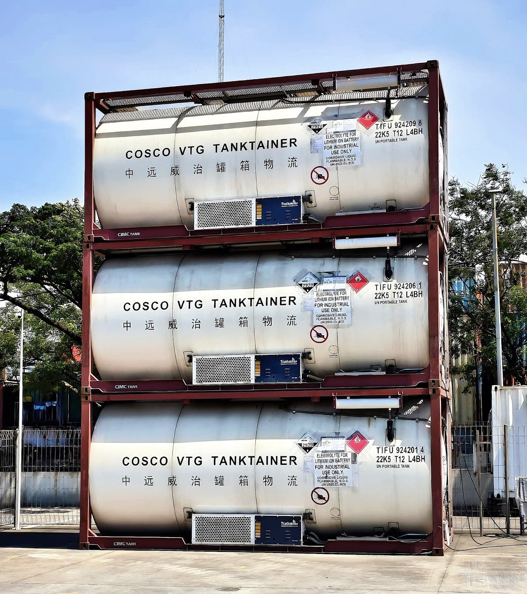 CoscoEurope's tweet image. 📢 Our PLB bonded warehouse in #Indonesia is now operational! 🔋 Offering tailored #logistics for new energy materials with 24/7 surveillance &amp;amp; temperature control. We're committed to safe, #efficient and compliant logistics for the new energy supply chain! 🌟 #Warehousing