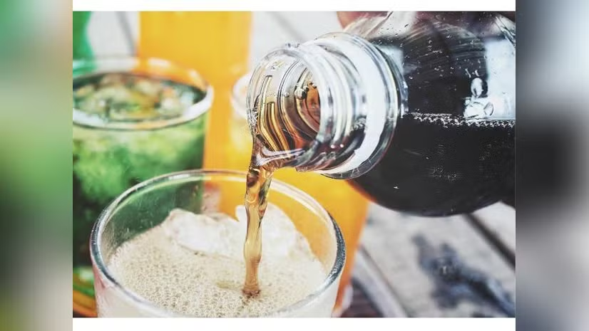 bsindia's tweet image. #Crisil says #softdrink bottlers may see revenue growth return to 15% this financial year, but rising competition and higher crude-linked #packagingcosts could weigh on margins.

Read more: mybs.in/2g5P0C1 | @aksharatweets