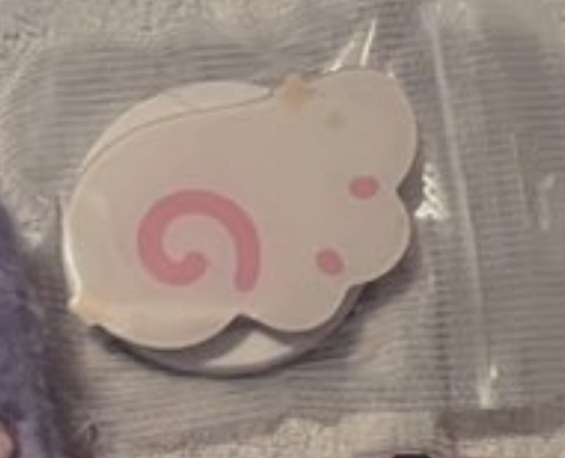 caninekei's tweet image. GUYS THIS IS URGENT 🥹🥹 i lost this angel wing phone grip while i was at the hospital for a car crash and i cant find the artist anywhere. i bought it at a stand at anime boston so if anyone knows anything PLEASE lmk