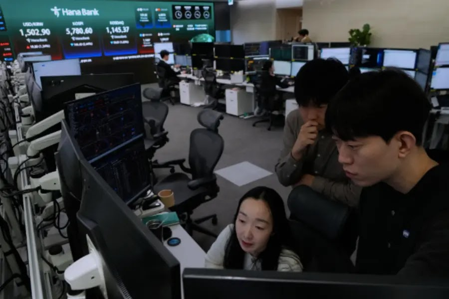 Region_Global's tweet photo. Las bolsas de Asia avanzan impulsadas por Wall Street, mientras el petróleo cae ante expectativas de diálogo entre Estados Unidos e Irán. El conflicto en el estrecho de Ormuz mantiene presión sobre energía y mercados globales. #Mexconomy
https://t.co/upW7B7b9aY https://t.co/3yPPR3S4m9