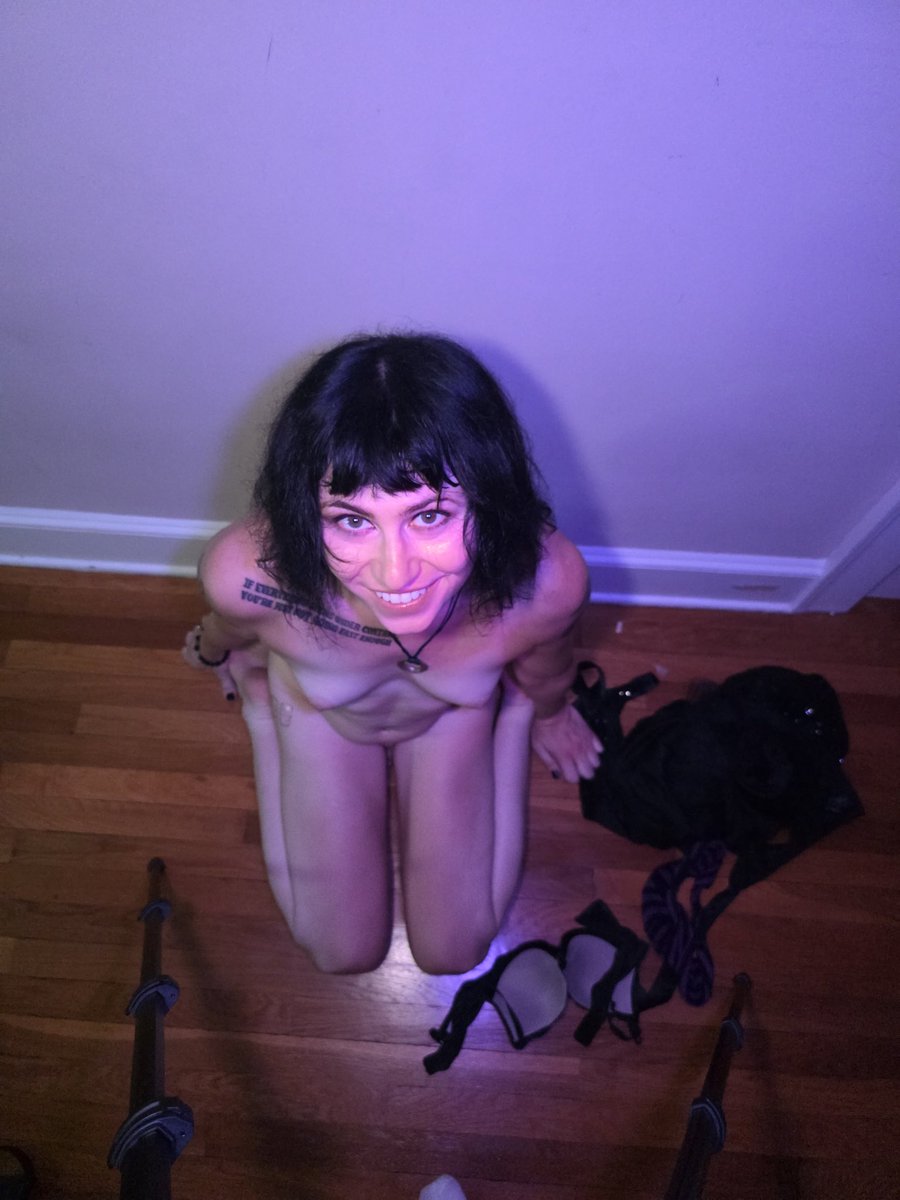 VictoriaGleeXXX's tweet photo. Love this lighting. And being on my knees for you https://t.co/xEv3Prmwrt