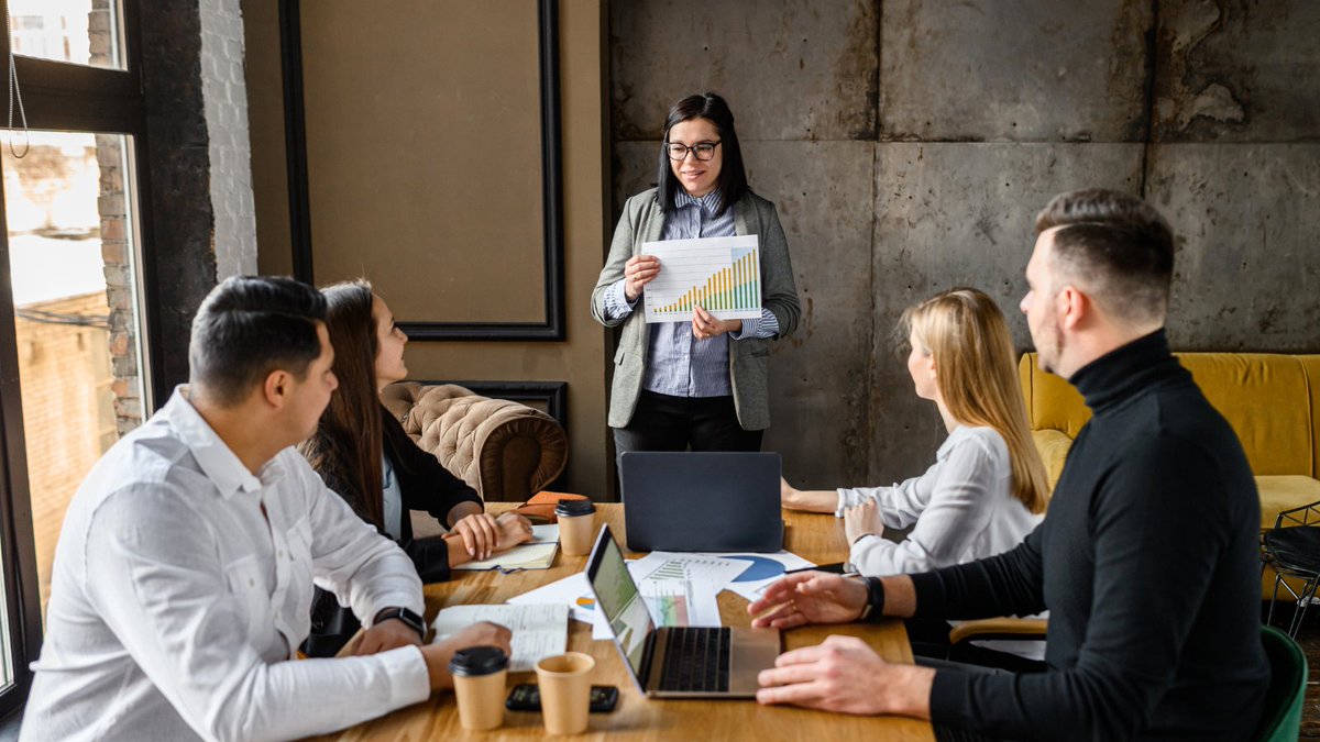 empleate's tweet photo. En empresas con cientos de personas, el reto no es solo crecer sino perderse en el sistema. ¿Burocracia o agilidad? ¿Comunicación o ruido? En nuestro #BlogEmpléate analizamos los desafíos reales de las grandes organizaciones. Chequea el artículo aquí: https://t.co/LIpQQM89o4 https://t.co/ccQdPVyC3K
