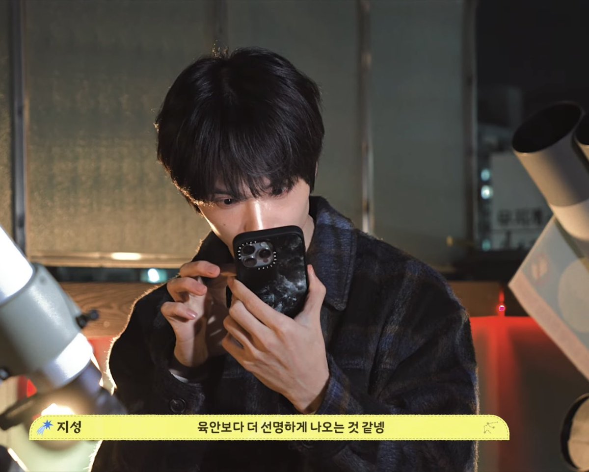 핸드폰 화면에도 달, 핸드폰 케이스에도 달
정말 얼마나 우주와 달과 별을 사랑하는 아이인가…