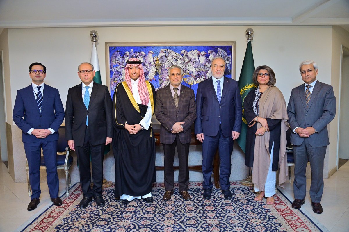 ForeignOfficePk's tweet photo. The Deputy Prime Minister/Foreign Minister Senator Mohammad Ishaq Dar @MIshaqDar50 met with Mr. Musa Kulaklikaya, Deputy Foreign Minister of Turkiye; Ambassador Nazih El Naggari, Assistant Foreign Minister of Egypt; and, Prince Dr. Abdullah bin Khalid bin Saud Al-Kabeer AlSaud, Director General of the MFA of Saudi Arabia 
 
DPM/FM appreciated the close, brotherly relations and convergence of views on important regional and global matters among the four brotherly countries. He called for devising a cooperative framework among the four countries, focusing on the shared goals of peace, prosperity and economic development.
 
Senior diplomats from the three countries are in Pakistan for the inaugural Senior Officials’ Meeting of 4 Countries (Pakistan, Saudi Arabia, Turkiye and Egypt, held today in Islamabad.