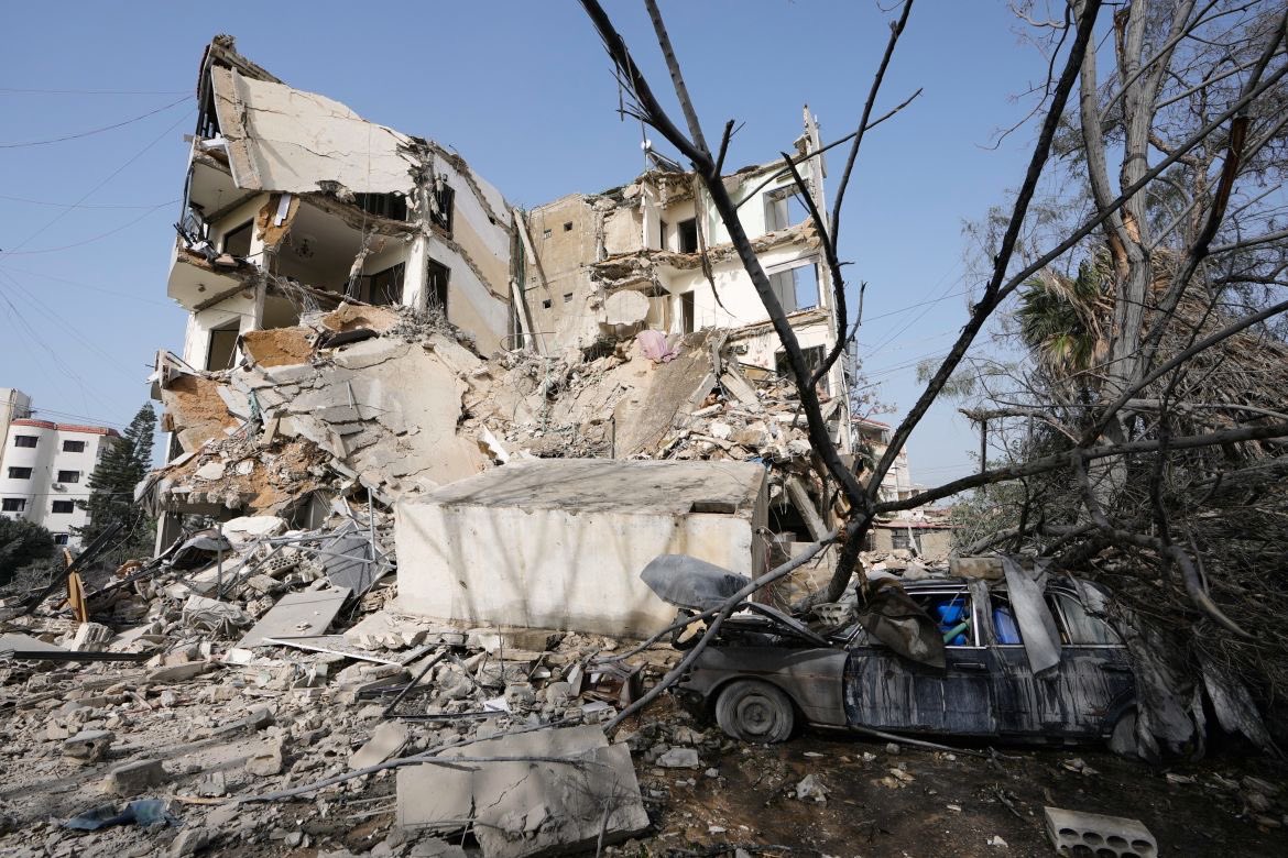 TuiteroSismico's tweet photo. 🚨Devastación en Tiro, al sur del Líbano.  

Ataques aéreos israelíes han reducido el barrio de Al-Hawsh a montañas de escombros. Edificios residenciales derrumbados, coches calcinados, familias buscando sobrevivientes entre los restos y un hospital dañado.  

Esto no es “daño colateral”. Es un barrio entero borrado del mapa.  

Imágenes que duelen: