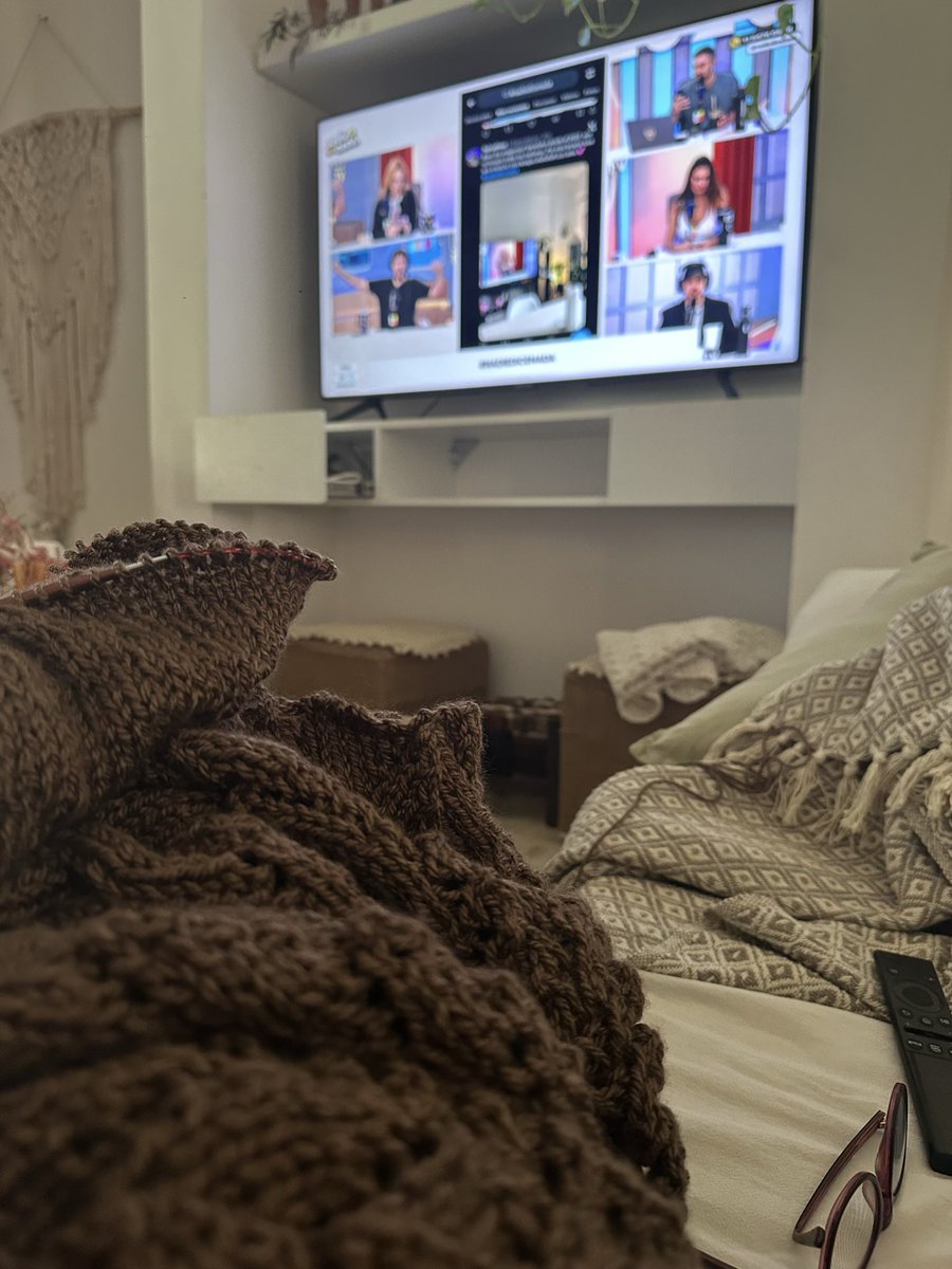 erilez's tweet photo. Acá tejiendo, como todas la
Mañanas riéndome con #nadiedicenada
Gracias por existir https://t.co/5bEFcT7aFq
