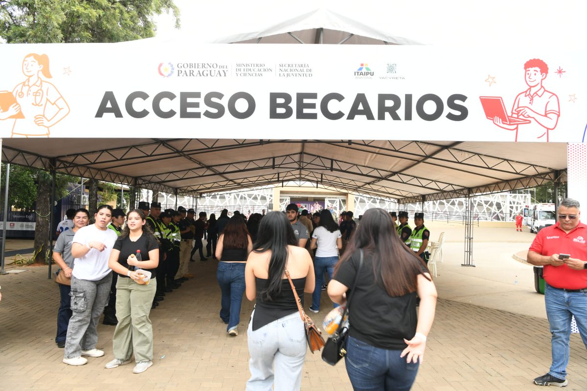 #BecasGobPY 🎓📚 El acto de entrega de certificados de las Becas Gobierno del Paraguay no solo reflejó la emoción de miles de jóvenes y sus familiares, sino que evidenció una articulación ejemplar entre instituciones públicas que trabajaron como un solo equipo para hacerlo